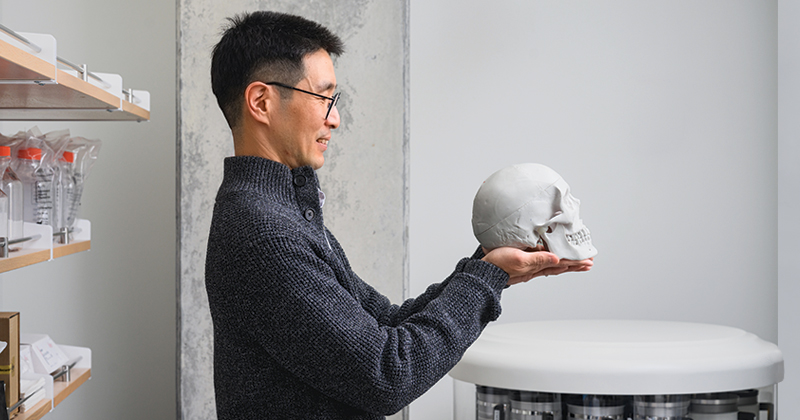 Joohyun (Jason) Lim, a developmental biologist at the University of Delaware, is exploring the genetics of temporomandibular joint (TMJ) disorders with an R01 grant from the National Institutes of Health. Lim is particularly interested in osteoarthritis of the temporomandibular joint (TMJ-OA), a degenerative disease that contributes to jaw problems affecting over 11 million people in the United States annually, including TMJ.