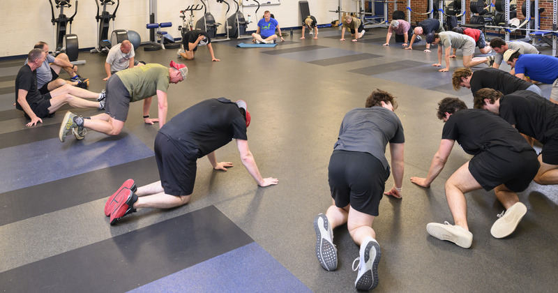Veterans and College Athletes Together (VCAT) pairs local veterans with members of UD’s men’s ice hockey team for high-intensity workouts twice a week in the gym at the Field House. 