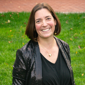 Headshot photo of Lauren Reynolds