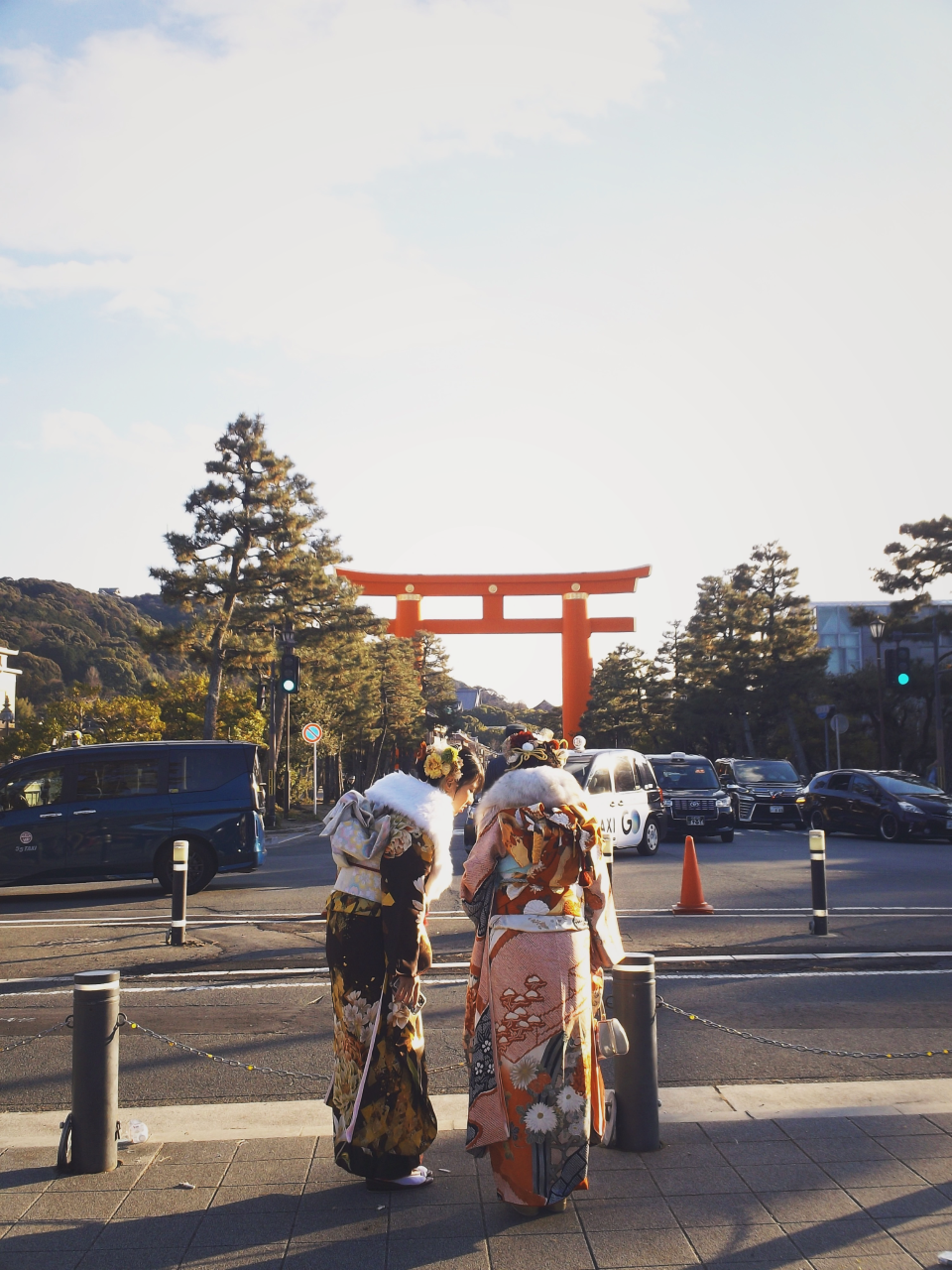 2 women dressed in Kimono