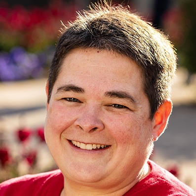 Headshot photo for Jennifer Earl