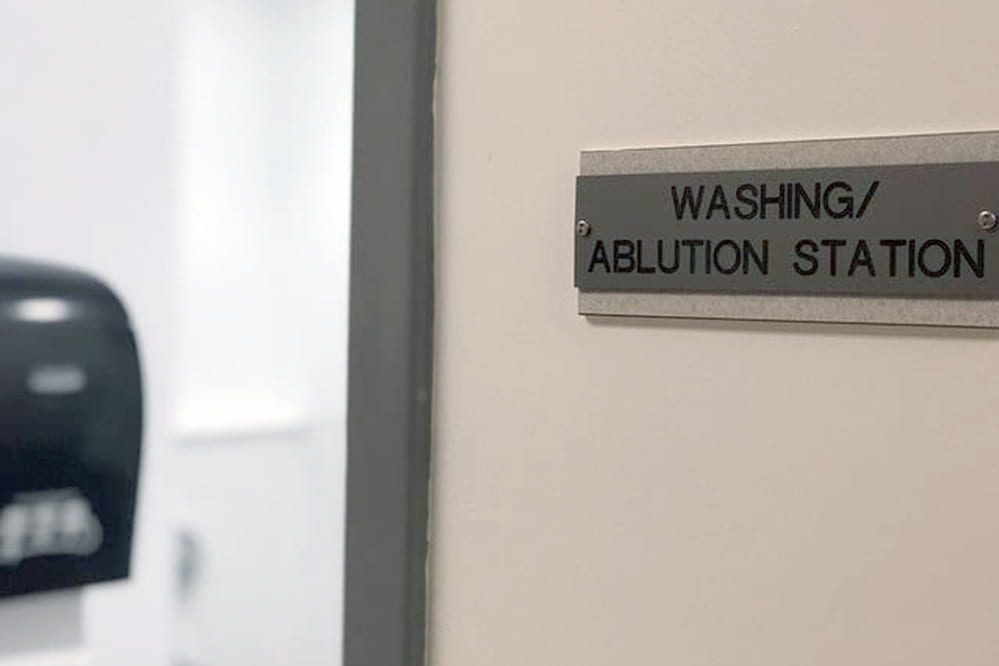 Sign for a washing and ablution station