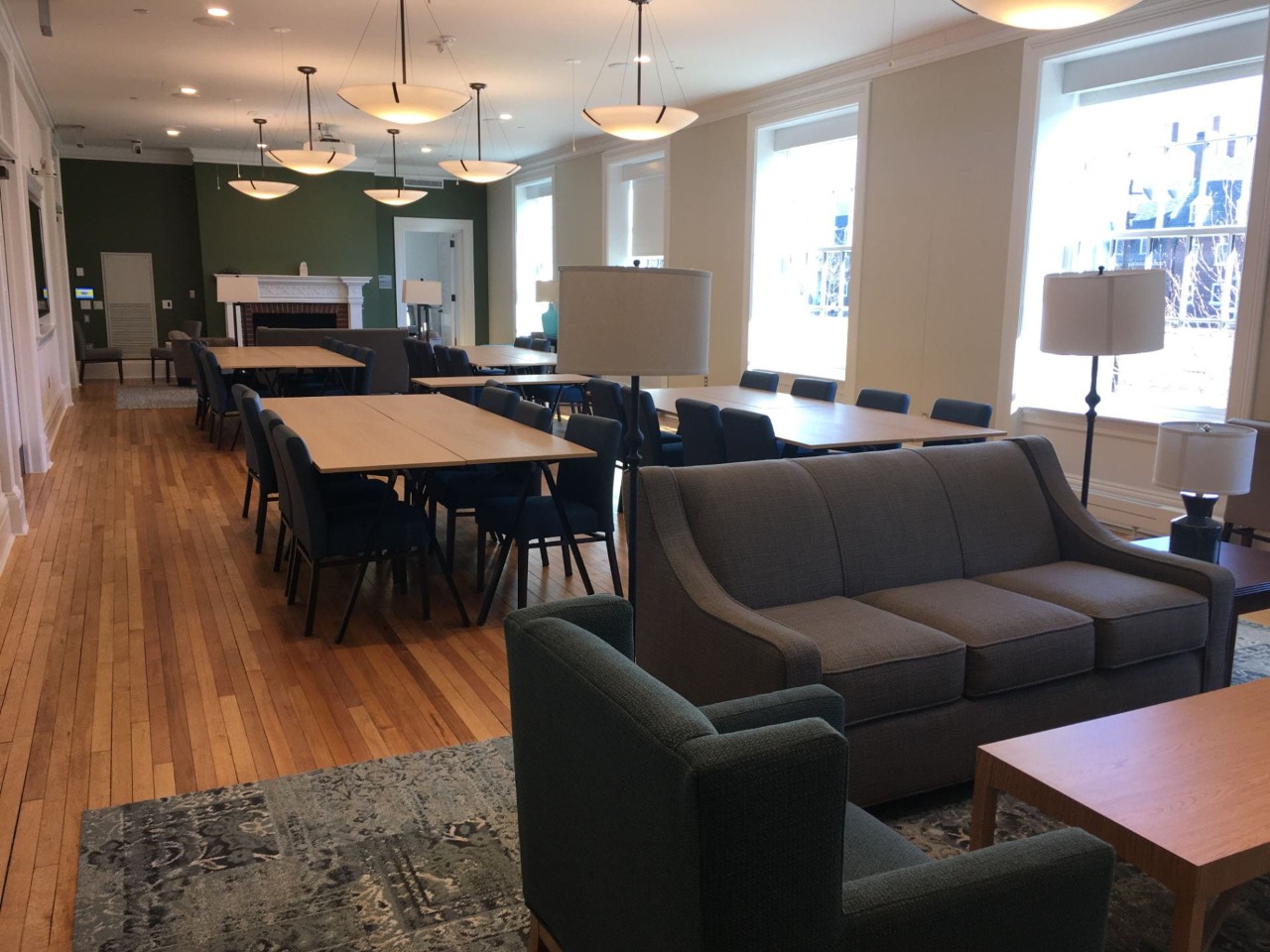 Large commons with several working spaces, including tables and sofas.