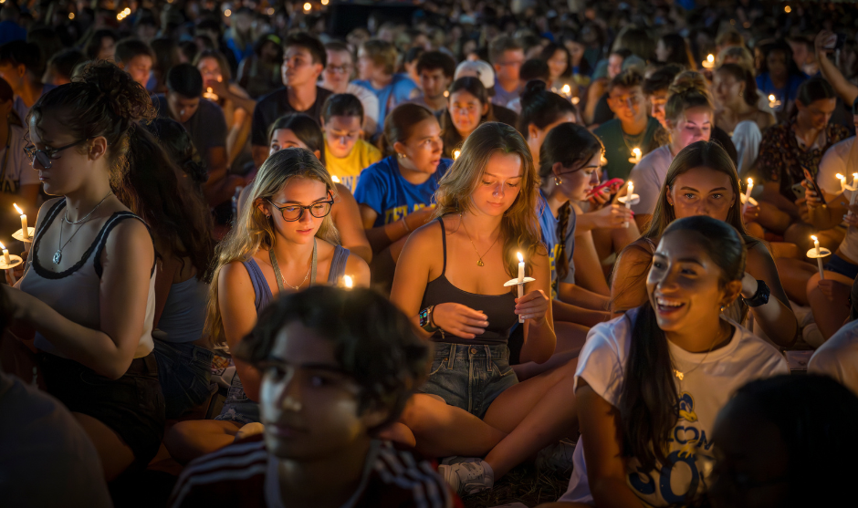 Students holding candles at the Twilight Ceremoney