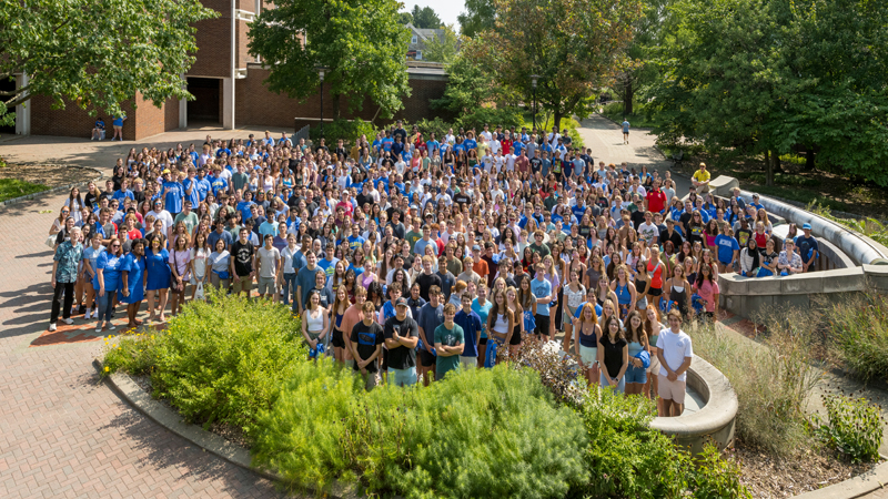 first-year Honors students pose for a large group picture at Welcome Days.