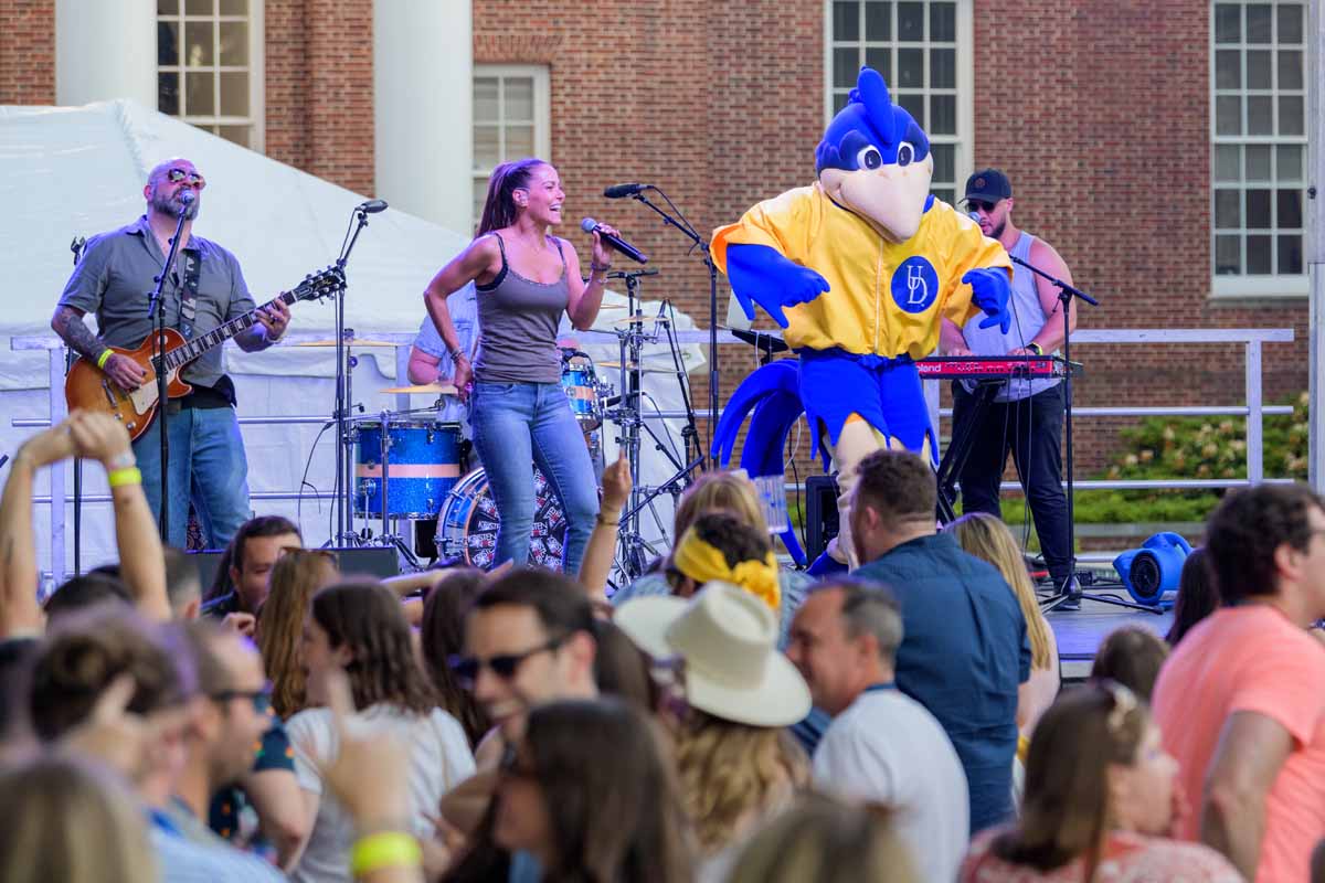 Alumni Weekend 2022 - "Dela-Fest": The biggest party of Alumni Weekend! The Saturday evening event featured live music by "Kristen and The Noise", lawn games, a 3-hour open beer and wine bar, and all the food attendees could eat. Attendance supported current UD students through the Blue Hen Strong Fund.