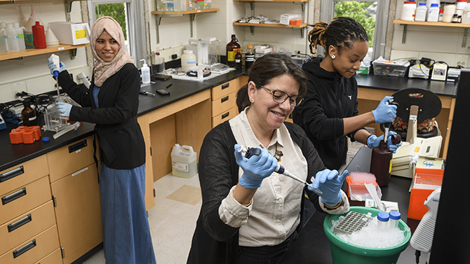 Esther Biswas-Fiss, medical technology, along with her research assistants Jazzlyn Jones (african american student) and Albtool Alturkestani (scarf) analyze recombinant proteins for use in vision research.