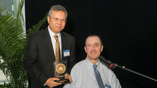 Sean Wang (left), UD grad and founder of multiple companies to provide education in entrepreneurship and resources for startups. At right is Ken Barner, chair of the Department of Electrical and Computer Engineering.
