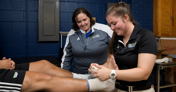 University of Delaware athletic training student Megan O’Hanlon is no stranger to primetime football. Before her senior year had even began, she already gained clinical experience on the gridiron with both Buffalo Bills of the National Football League and the University of Alabama of the famed Southeastern Conference. The UD Athletic Training Program has a long history of NFL internships with 25 such placements; O’Hanlon is the first female student to break through. 