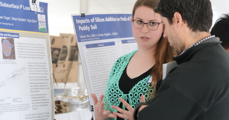 2018-04-30 | CANR_Research-Symposium Lauren Mosesso describing her research to Dr. Rodrigo Vargas at the CANR 2018 Research Symposium