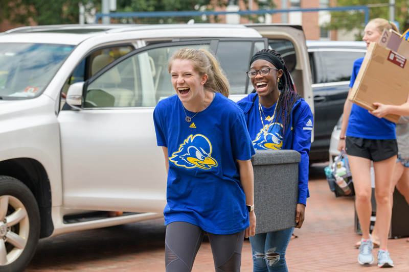 "Arrival Survival" / Move in for new students in the Class of 2023.