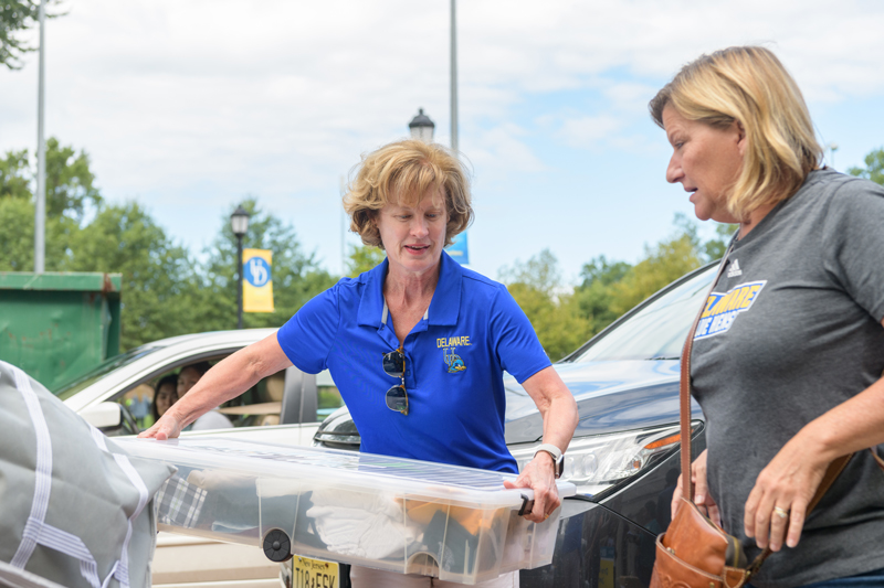 "Arrival Survival" / Move in for new students in the Class of 2023.  Pictured: Provost Robin Morgan helps the Baker family move in new Blue Hen, Nolan