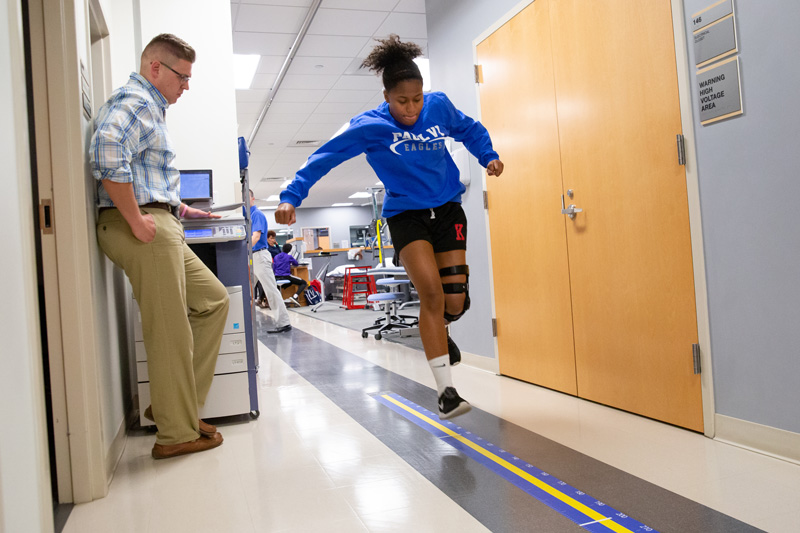 Kennedi Avent, daughter of University of Delaware alumna Tonya Avent, receives physical therapy from Greg Seymour for a torn PCL. Avent travels to the Delaware PT Clinic from her home in New Jersey on a monthly basis for progress benchmarks. 