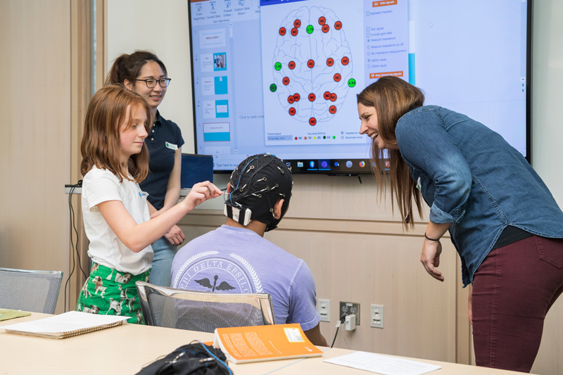 5th grade students from the Independence School participate in an outreach STEM program studying brain science and learning how their brains work.  (UD minor releases were collected.)