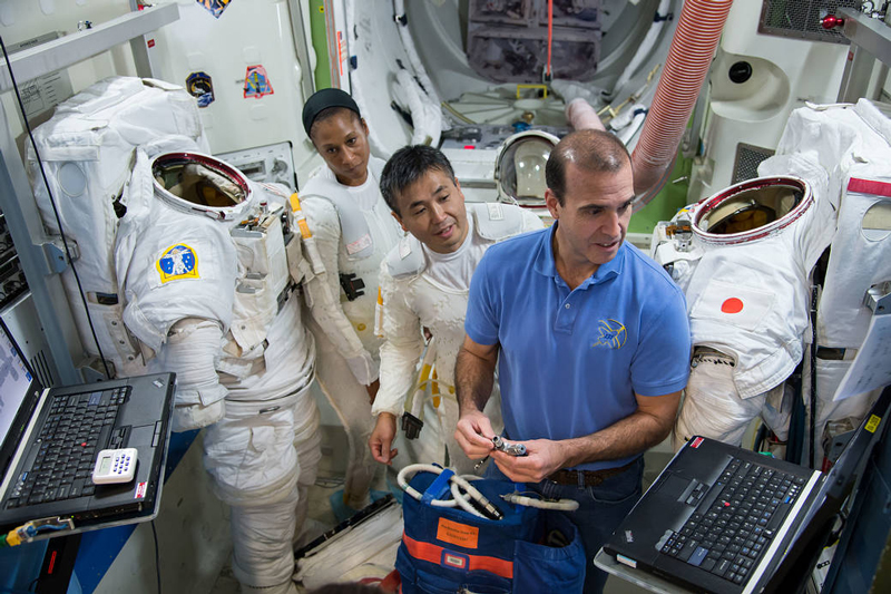 Date: 08-23-13
Location: Bldg 9NW, ISS Airlock Mockup
Subject: Expedition 38 crew members Rick Mastracchio and Koichi Wakata during INC-38 ISS EVA Prep & Post #2 training in the ISS Airlock mockup with instructors Megan Murphey, Michael Dino and Tamara York. In addition, non-assigned astronaut Jeanette Epps is participating
Photographer: James Blair
