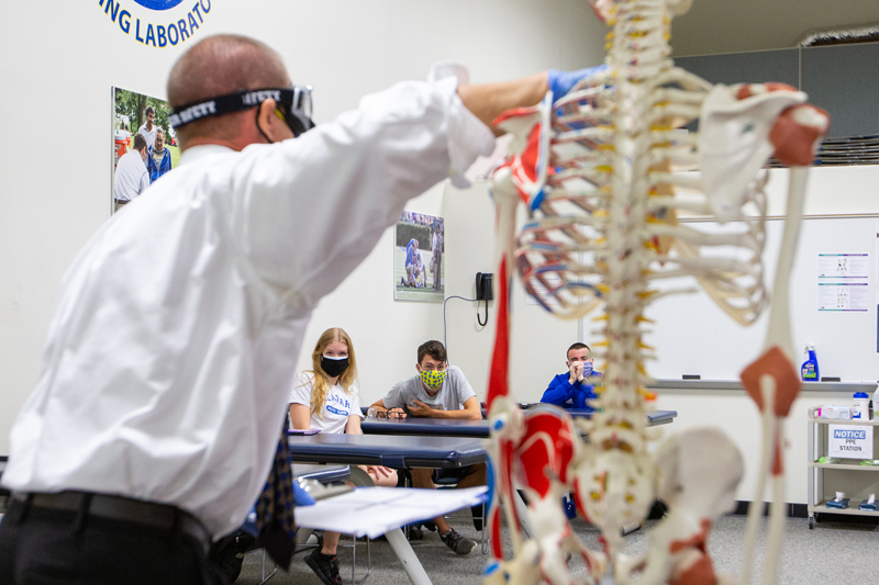 Tom Kaminski quizzes his class of athletic trainers on palpations. 