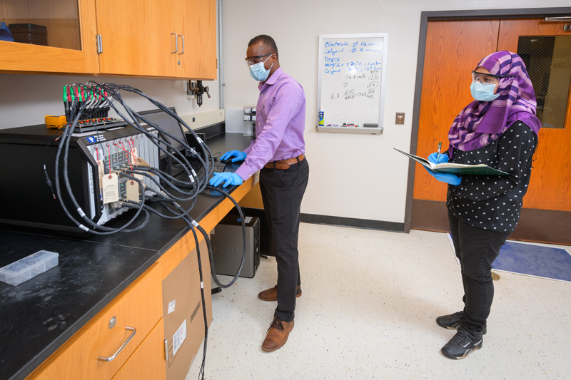 COE-MEEG-Yao_DOE_Battery_Grant-082820 Dr. Koffi Pierre Yao, assistant professor of Mechanical Engineering, has received a $1 million grant from the Department of Energy to develop silicon-graphite electrodes in lithium ion batteries that will allow the batteries to last longer on a single charge and charge faster. Pictured here with doctoral student Rownak Jahan Mou.