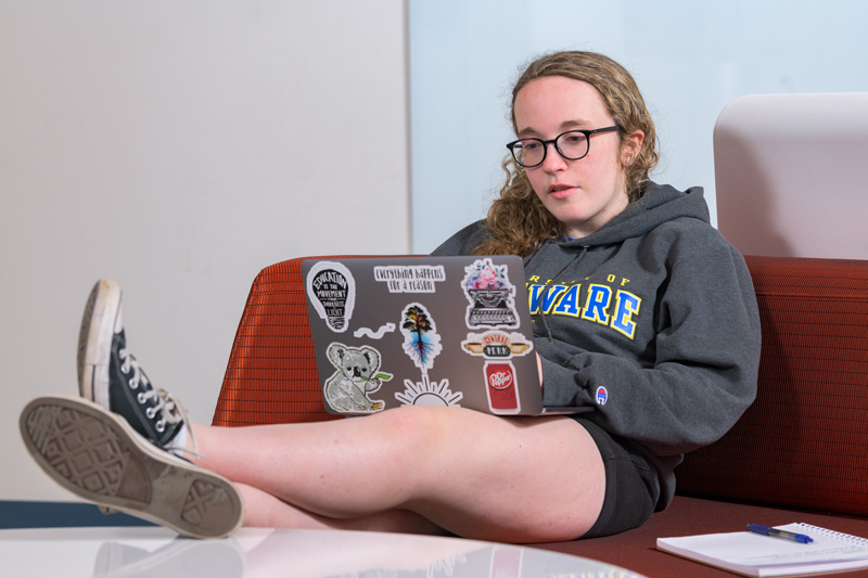 Provost-Academic_Affairs-Advising-040621 Katie DuBois, a UD class of 2021 undergraduate speaks over Zoom with Ann Nann, an academic advisor in the College of Engineering. Photographed for an article in UDaily about academic advising at UD.
