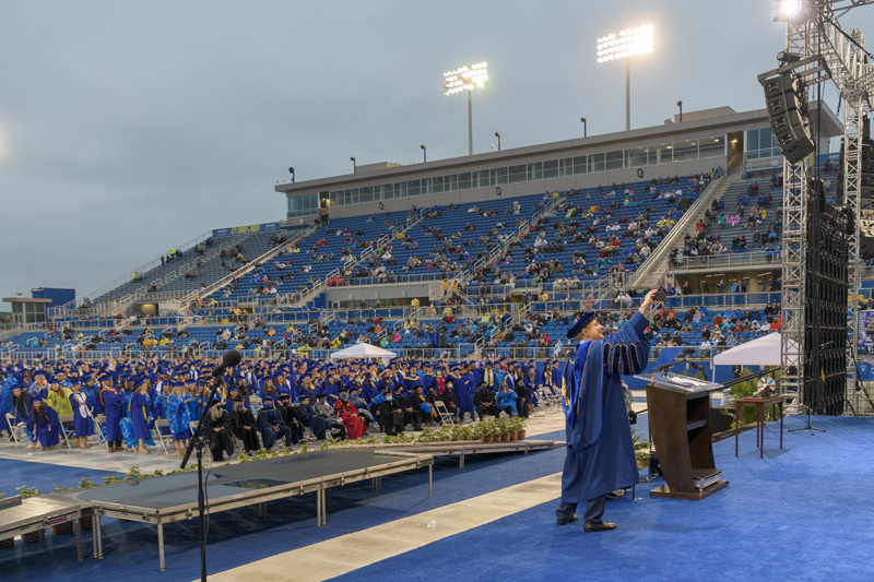 Commencement-CANR-CEOE-COE-EK-052821 UD President Dennis Assanis captures the moment with hundreds of 2021 graduates during UD Commencement ceremonies.