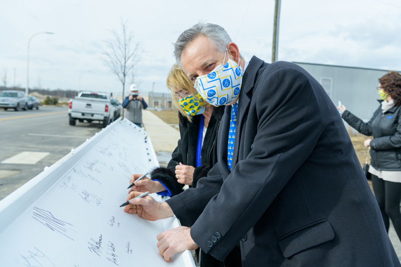 STAR-FinTech_Building_Construction-020621 Beam signing ceremony for the ceremonial last beam to “top out” the FinTech building on UD’s STAR campus. Built by a partnership between UD, the Delaware Technology Park (DTP), and Discover Bank, the building will allow the partners to tap into the world of financial services technology (fintech).