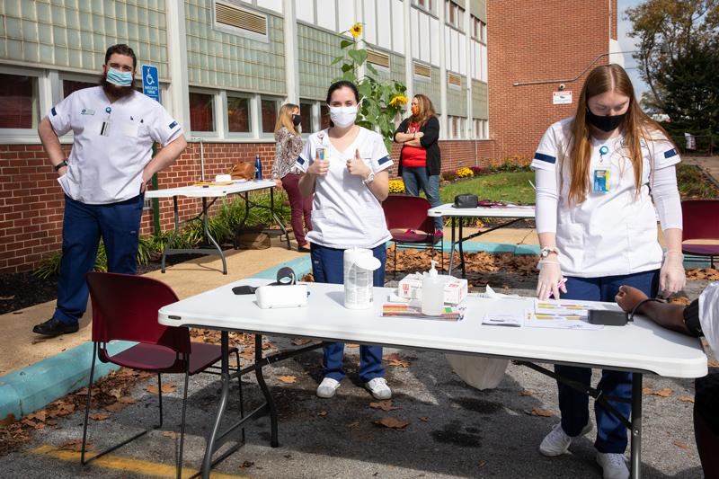 CHS-PHC_Mobile_Health_Fair-102420 The Mobile Health Program took part in a Claymont community health fair with UD Nursing students on Oct. 24, 2020.
The health fair was sponsored by the DE Breast Cancer Coalition and took place at the Claymont Community Center. Claymont Community Center is one of the Mobile Health Program community partners. University of Delaware and Delaware State University Students were there providing the following screenings:
University of Delaware – Nursing students: Blood Pressure checks, Cholesterol Screenings, Glucose Screenings
Delaware State University – Psychology of Physical Activity students: Motivation Interview, Fitness Screening, Prior week recall, Benefits of exercise, Simple exercises to do at home, Fitness apps, Physical activity resources in Claymont/Wilmington (parks, trails, etc.)