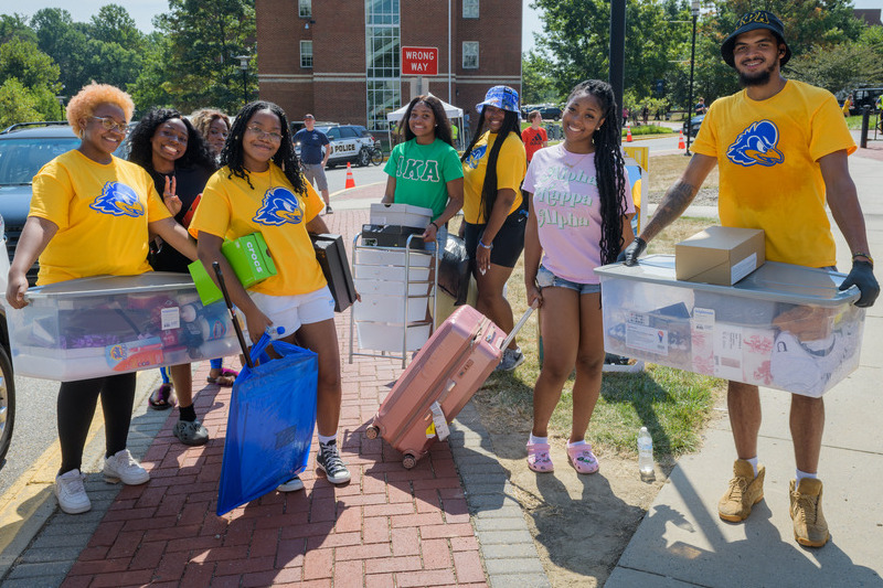 Blue Hen Helpers — representing a variety of UD clubs, organizations and athletic groups — assist incoming students settle into their new homes.