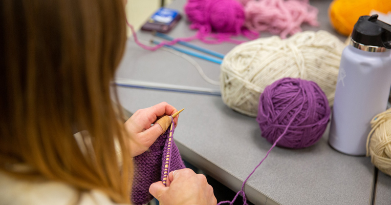 As part of the UD School of Nursing’s ITS A SNAP Program, Resilient Threads knitting nights were held twice a week in McDowell Hall to help students with their emotional well-being. 