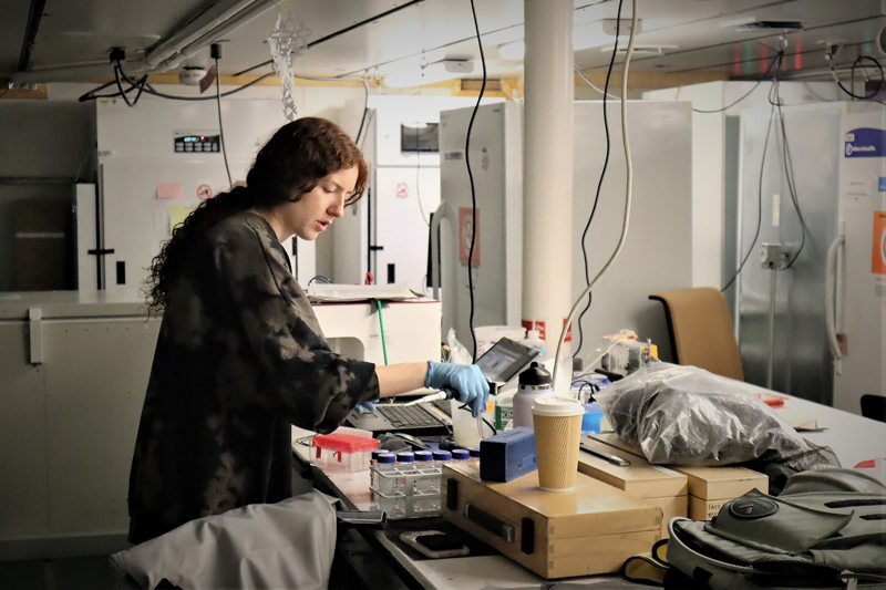 Rachel Davitt assessed phytoplankton dynamics and the phytoplankton community in the West Antarctic Peninsula as part of the Biochemistry group led by Benjamin Van Mooy and Shavonna Bent from the Woods Hole Oceanographic Institution. 