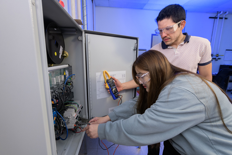Many students and researchers work at UD’s Institute of Energy Conversion, including doctoral students Tasha Kaewnukultorn and Sergio Sepúlveda, who are seen here analyzing the output of an electrical inverter and how it affects the performance of a simulated electric grid.