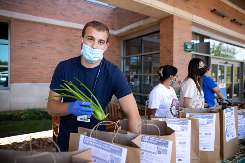 Robert Weimer, a senior majoring in nutrition and medical sciences, participated in a Health Professions Internship at the Helen F. Graham Cancer Center and Research Institute, where he helped coordinate a farmers market to promote the benefits of nutrition in cancer patients. Produce for the farmer’s market comes from UD’s Fresh To You Farm. Robert Weimer, a senior majoring in nutrition and medical sciences, participated in a Health Professions Internship at the Helen F. Graham Cancer Center and Research Institute, where he helped coordinate a farmers market to promote the benefits of nutrition in cancer patients. Produce for the farmer’s market comes from UD’s Fresh To You Farm.