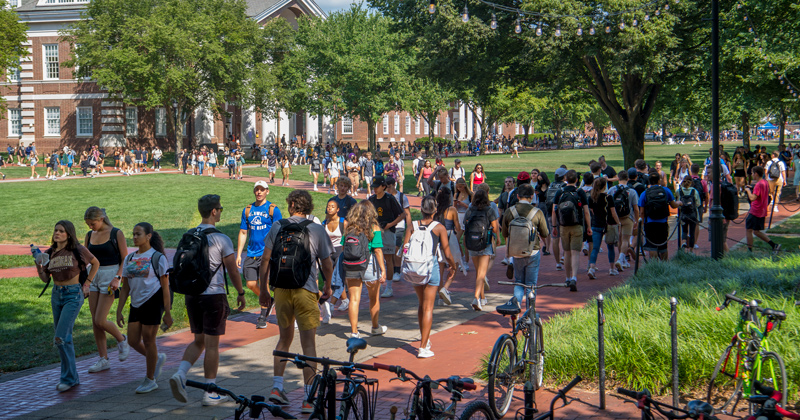 UD students walk to class along The Green.