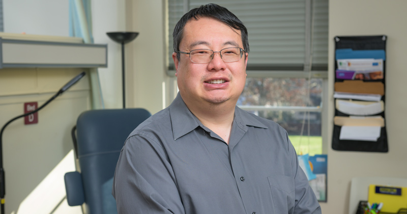 Dr. Rick Hong has joined the University of Delaware after helping to guide the state of Delaware’s COVID-19 pandemic response operation. Dr. Rick Hong has joined the University of Delaware after helping to guide the state of Delaware’s COVID-19 pandemic response operation.