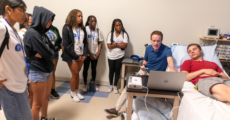 Dave Edwards, new chair of the Department of Kinesiology and Applied Physiology, gives 2023 College of Health Sciences Summer Camp attendees a look inside his Vascular Physiology Research Lab, where he’s studying the impacts of excess sodium on cardiovascular function. 