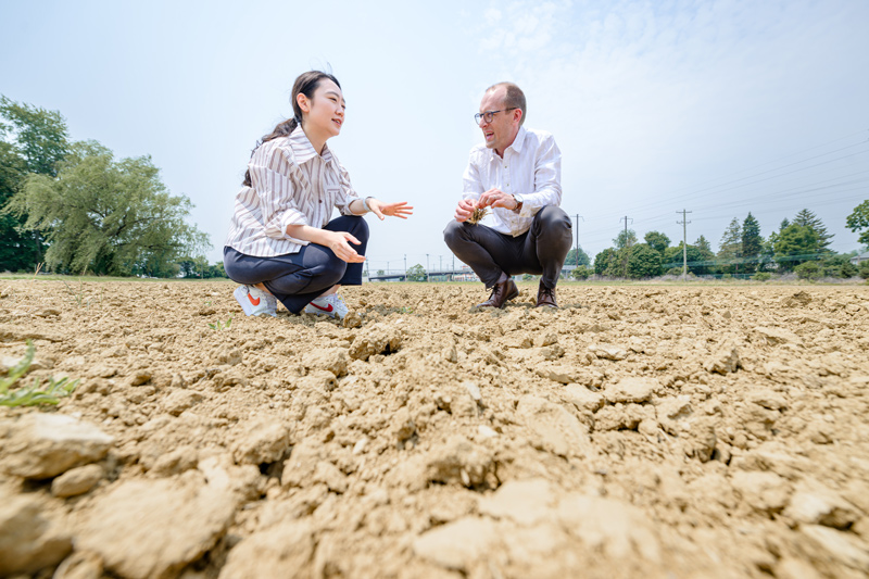 Dongyang Wei (left), a doctoral candidate in the Department of Geography and Spatial Sciences, and Kyle Davis, assistant professor in the Department of Geography and Spatial Sciences and the Department of Plant and Soil Sciences, as well as a resident faculty member with UD’s Data Science Institute, led a new study that focused on crop production shocks and how they are affected by variations in planted and harvested areas.