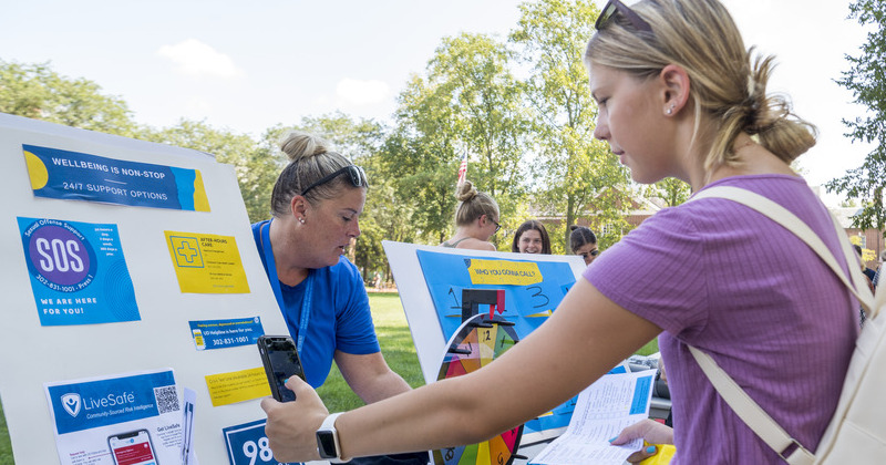 1743 Welcome Days - Wellness Fair - KA - 082822 student accessing wellbeing information