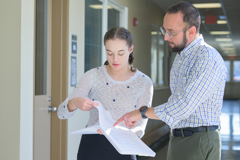 Willa Lane (left) is conducting her senior thesis in the lab of Mark Warner, professor in UD’s School of Marine Science and Policy. For her thesis, Lane is researching algal-invertebrate symbioses using anemones as a model organism.