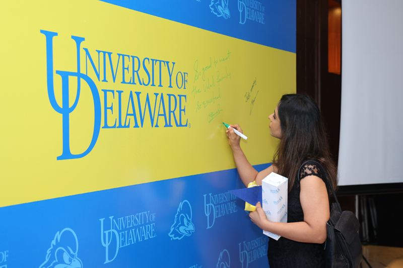 An incoming student signs the UD banner. An incoming student signs the UD banner.
