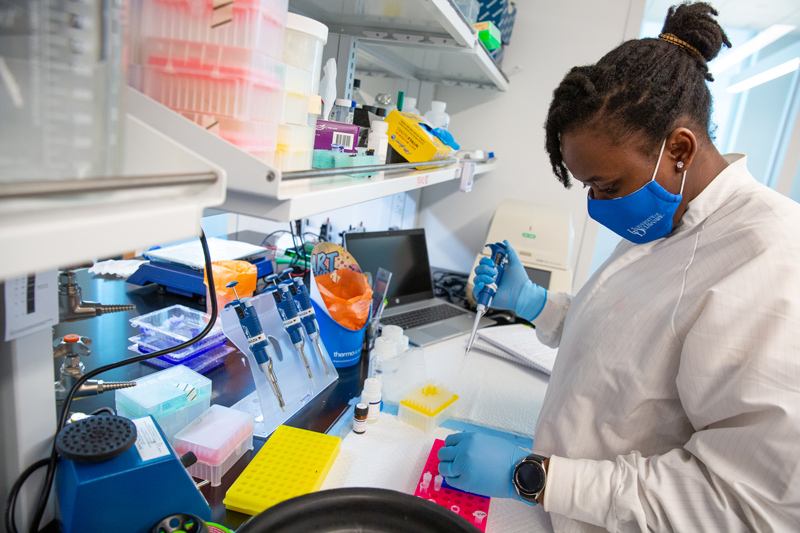 Ngozi Dom-Chima, who obtained her doctorate in medical sciences at UD, worked in Sam Biswas’ lab, researching global differences in HPV and worldwide vaccinations. She now works as a research scientist at Incyte.