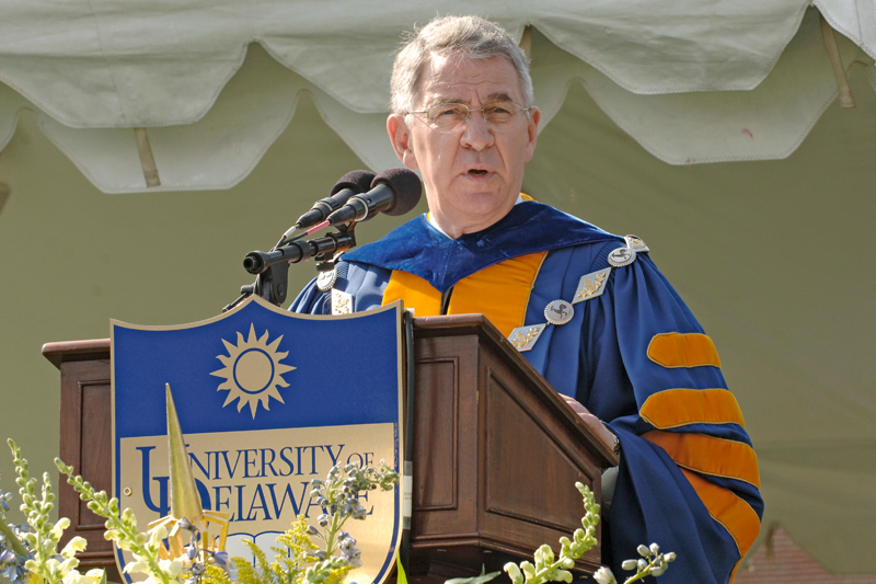 President David Roselle speaks from the podium at the University of Delaware’s 2006 Spring Commencement.