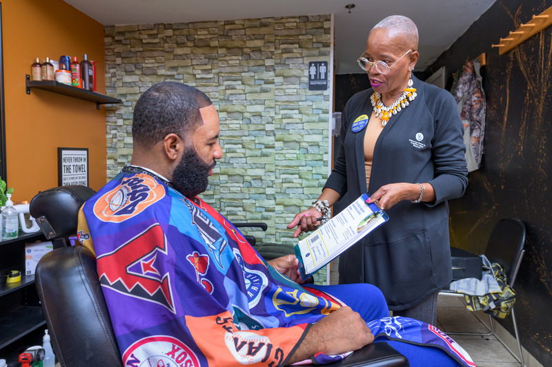 Roxanne Williams, community outreach coordinator for the University of Delaware’s Resilient Cognitive Aging Lab (RECALL), talks to people about a study on language and Alzheimer’s disease as they get their hair cut at Quadir’s Barber Shop in downtown Wilmington. Roxanne Williams, community outreach coordinator for the University of Delaware’s Resilient Cognitive Aging Lab (RECALL), talks to people about a study on language and Alzheimer’s disease as they get their hair cut at Quadir’s Barber Shop in downtown Wilmington.