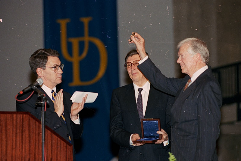 President Jimmy Carter receives Karl W. Böer Solar Energy Medal of Merit, with President David Roselle and Böer President Jimmy Carter receives Karl W. Böer Solar Energy Medal of Merit, with President David Roselle and Böer