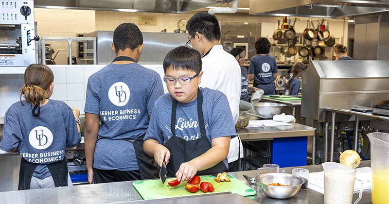 Lerner-Livin_La_Vita_Nova_Camp-ME-071224 Student in UD's culinary camp slices a tomato