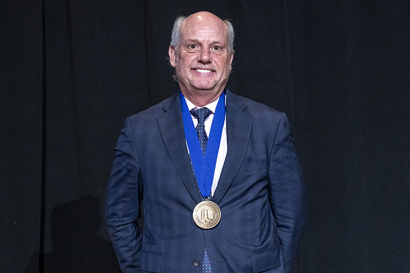 Former Delaware Supreme Court Justice and UD alumnus Leo Strine receives the UD Medal of Distinction during the Weinberg Center’s 25th anniversary symposium at Clayton Hall, where he also delivered the keynote address.
