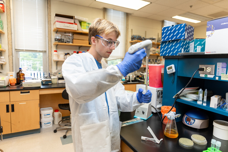 John Routzahn, who graduated from UD in 2024 with a bachelor’s degree in applied molecular biology and biotechnology, is now working as a postbaccalaureate research fellow at the National Cancer Institute, focused on RNA-targeted therapies. John Routzahn, who graduated from UD in 2024 with a bachelor’s degree in applied molecular biology and biotechnology, is now working as a postbaccalaureate research fellow at the National Cancer Institute, focused on RNA-targeted therapies.