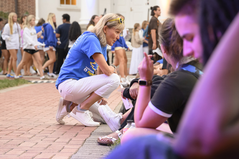 At the Twilight Induction Ceremony for UD’s incoming class, Carlson greeted the Class of 2030 and led the cohort in learning — and singing — the alma mater and fight song. 
