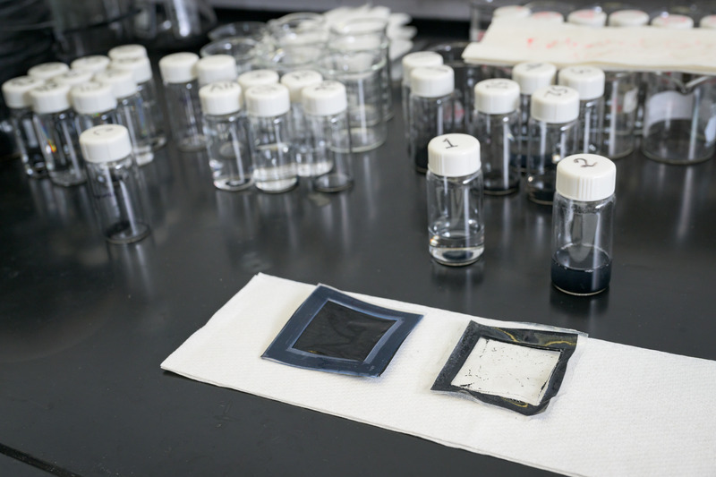 A used catalyst-coated membrane is shown alongside a cleaned membrane after processing with the UD recycling method. In the background, recovered catalyst materials illustrate how the process keeps platinum and iridium separate while preserving the membrane for potential reuse. 