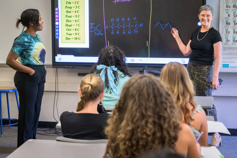 Juliet Samuel, a former UD teacher resident and current teacher at Mount Pleasant High School, teaches chemistry with her mentor teacher, Robin Rimback. 
