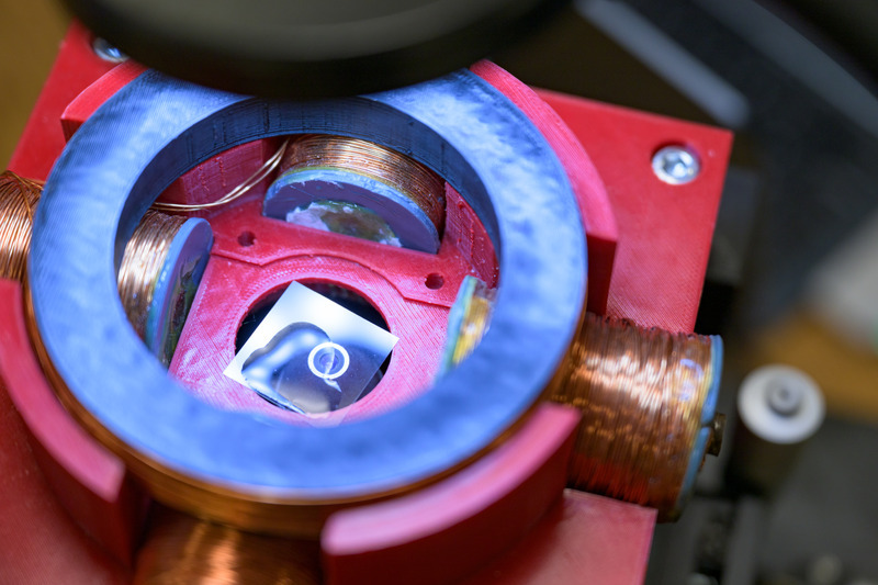 The portable microrobot system developed in UD’s Das laboratory combines a microscope, computer and modular controls for light, sound and magnetic fields. The microrobots themselves are contained within a tiny drop of liquid.