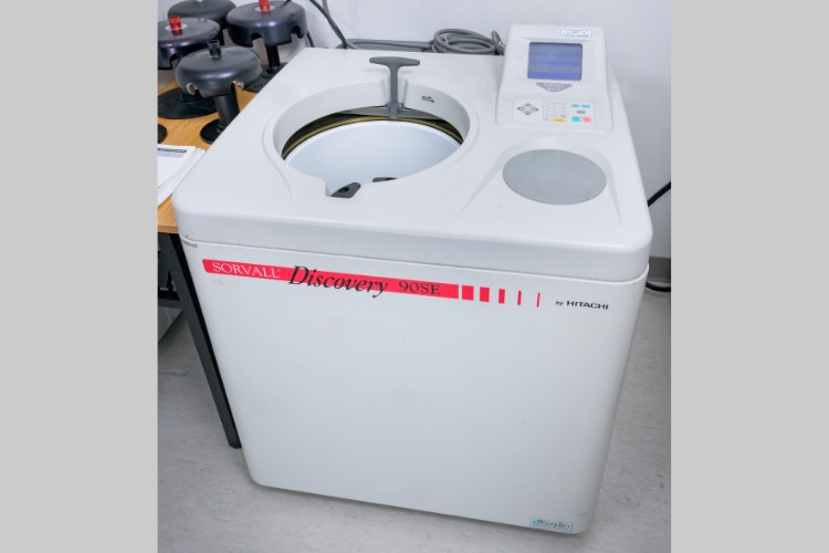 A Sorvall Discovery 90 SE in a lab.