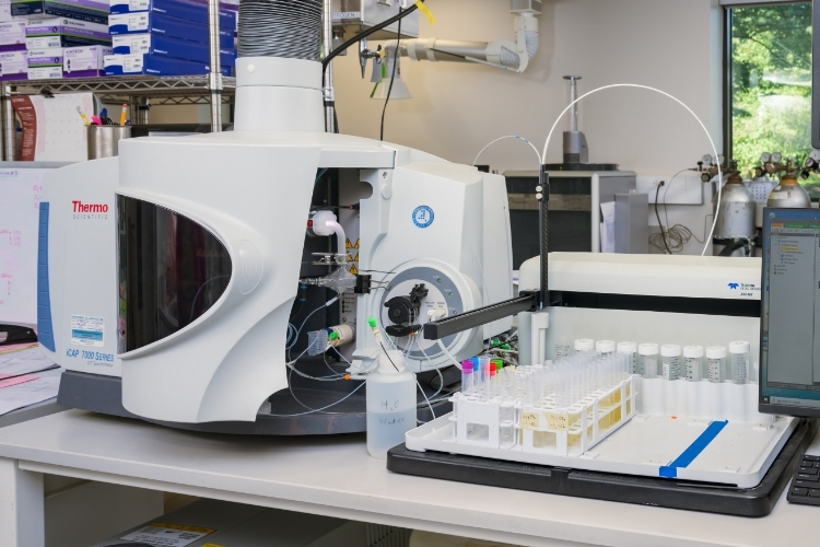 A much smaller counterpart to the Thermo iCAP ICP-OES, the Thermo iCAP 7000 Series ICP-OES is a medium-sized white machine that sits on a tabletop.